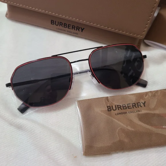 ☆☆GIFTED☆☆ Burberry aviator sunglasses with case. - Picture 3 of 13